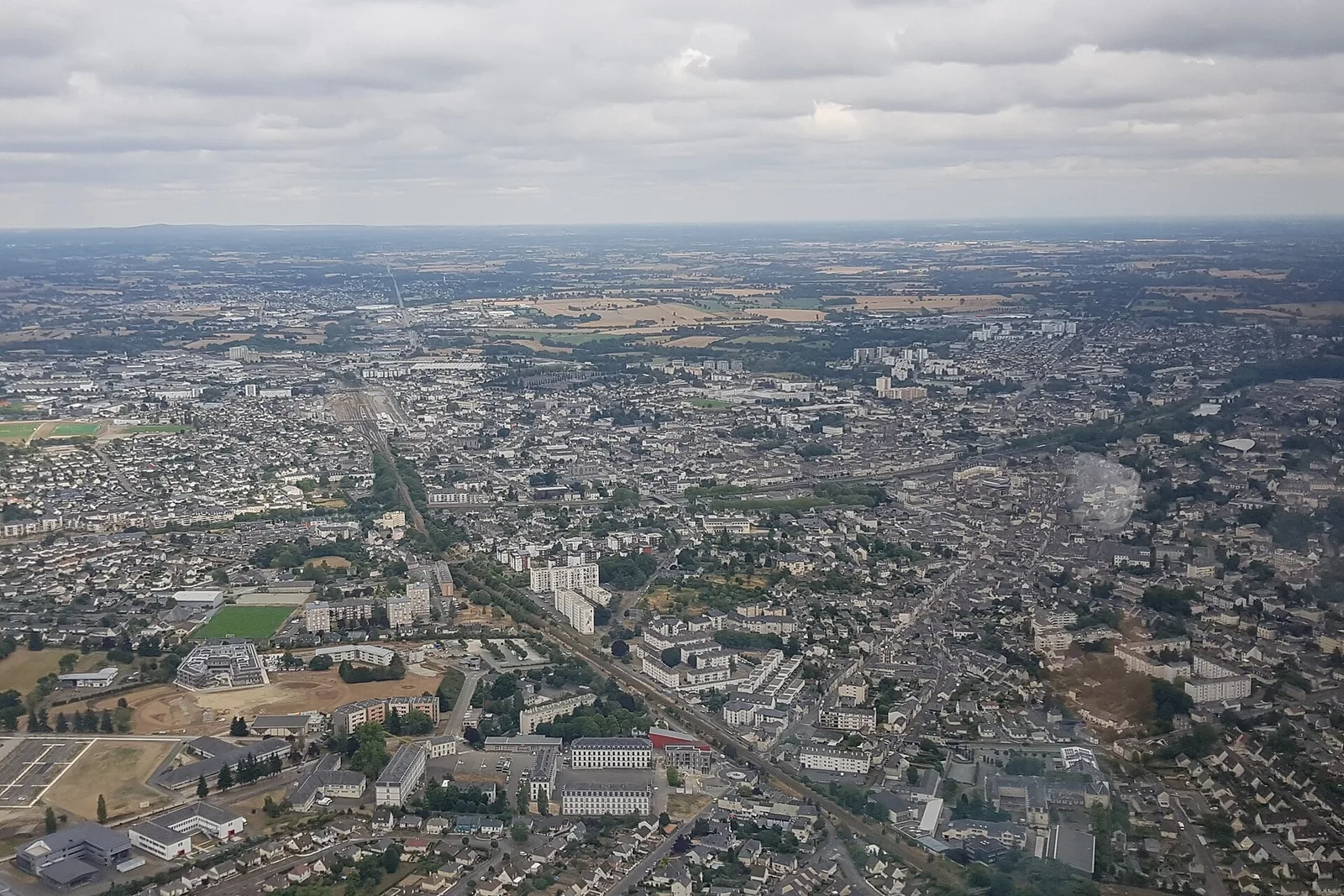 Vue aérienne de Laval et de la vallée de la Mayenne